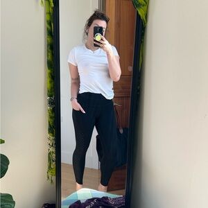 Athlete leggings with cutout detail and side pockets